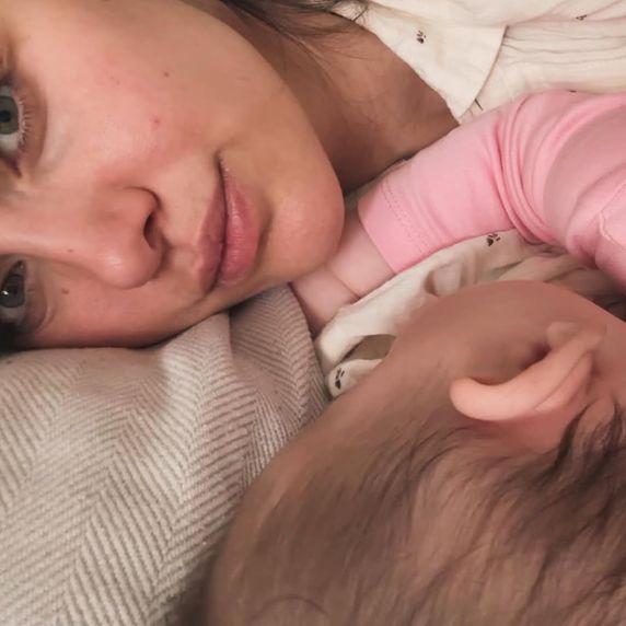 Küçük kızın gözlerinde geçmişin ışığı parlıyor