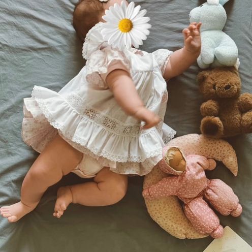 Küçük kızın gözlerinde annenin çocukluğu parlıyor