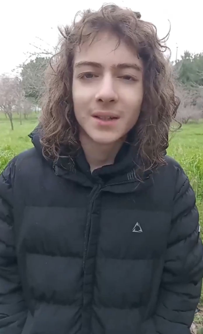 Derin düşüncelere dalan genç, yeni bir başlangıç yapıyor