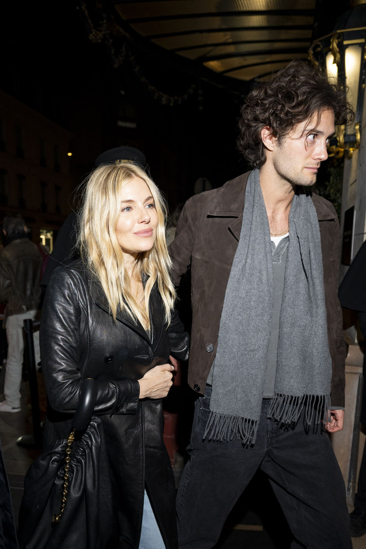 Aşk yaşıyormuş gibi görünse de, eleştiriler devam ediyor