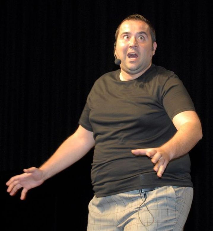 Gülünç kıyafetler hayata umut oluyor, Ata Demirer bağışladı