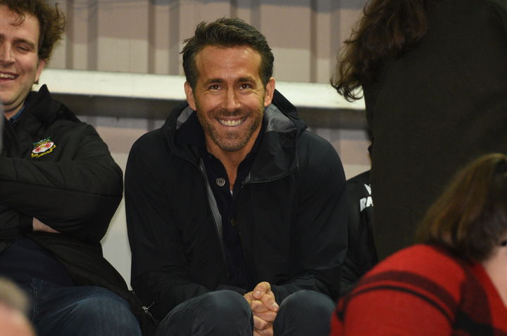 Gülüyor, konuşuyor, futbol artık onun da sahası!