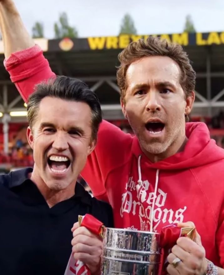 Gülüyor, yorum yapıyor, futbolla flört ediyor!