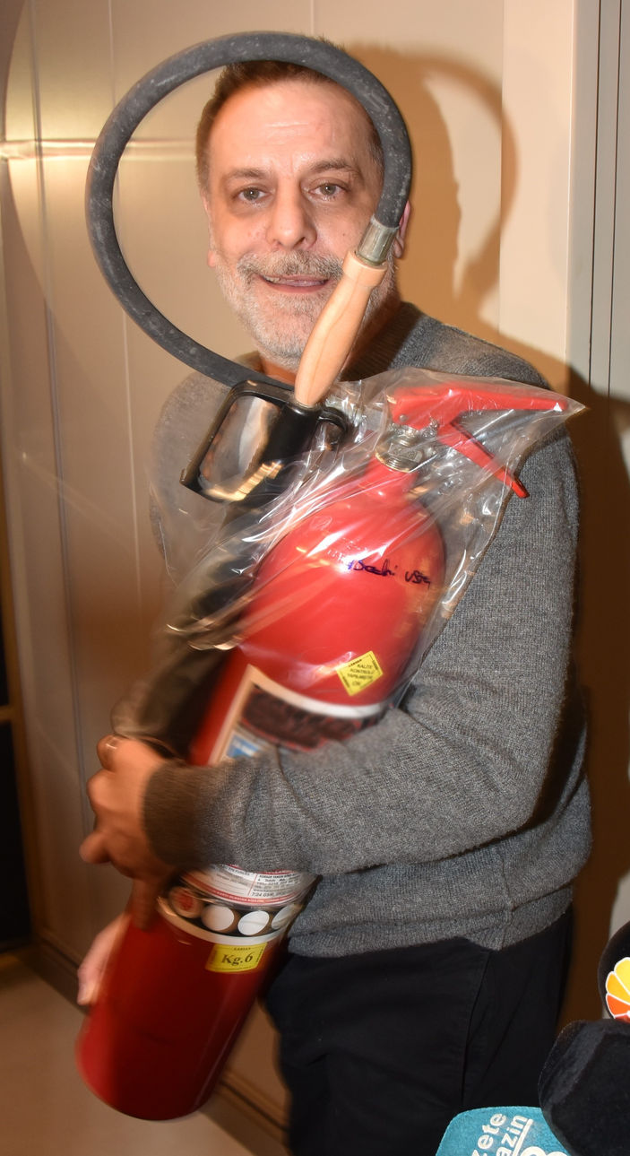 Yangın söndürme tüpüyle eğlenceli bir anı yakaladı!