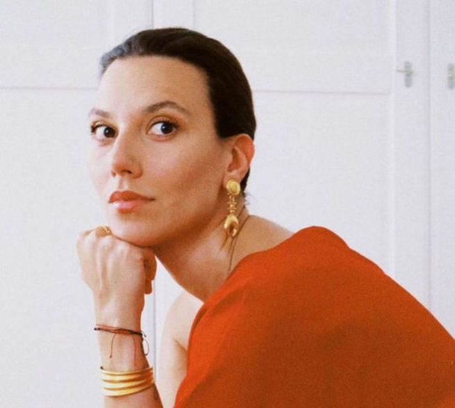 Yangın söndürme tüpüyle esprili poz, geride kalan gerilimlere veda