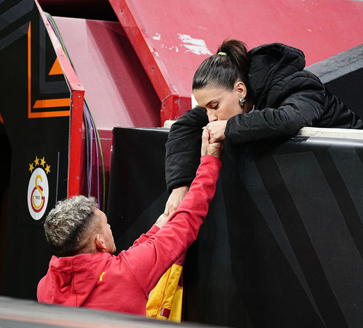 Sessizlik, gülümseme ve belirsiz bir gelecek