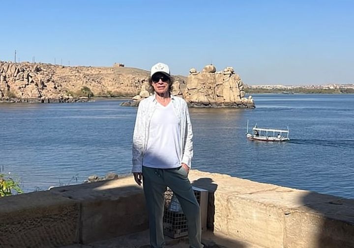 Piramitler karşısında rock yıldızının neşeli anları yakalandı