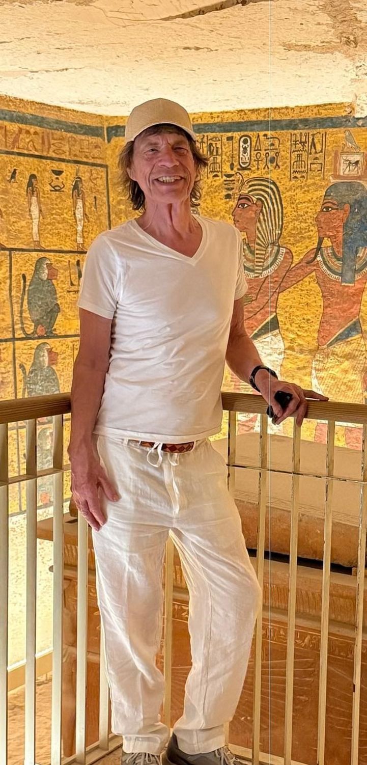 Piramitler önünde rock yıldızı, turist kılığında eğlence!