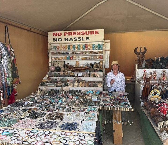 Piramit karşısında rock yıldızının neşeli anları yakalandı