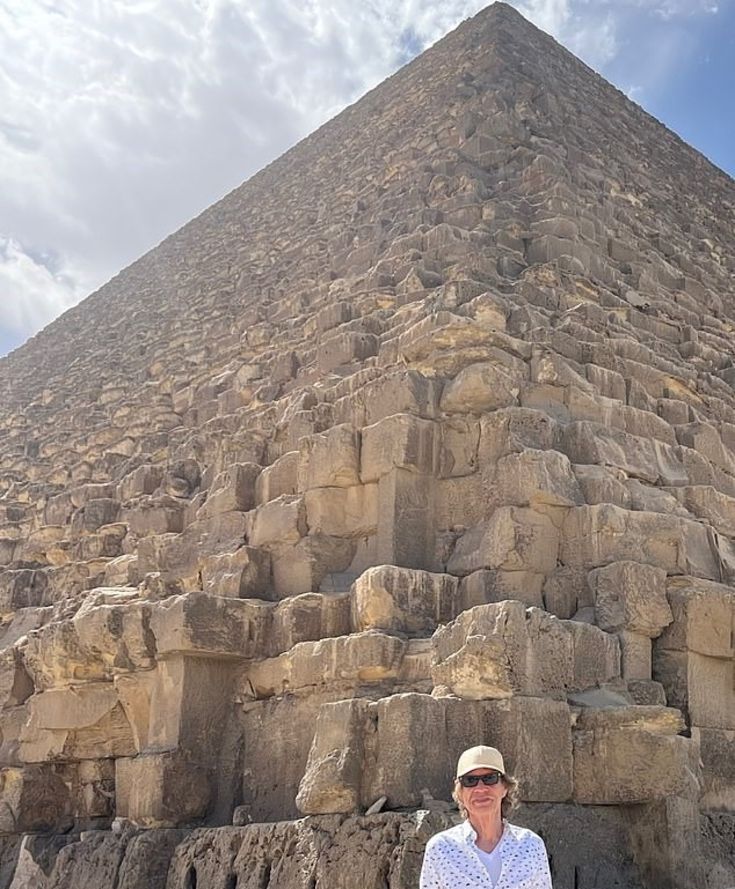 Piramitler karşısında rock yıldızının eğlenceli anları yakalandı