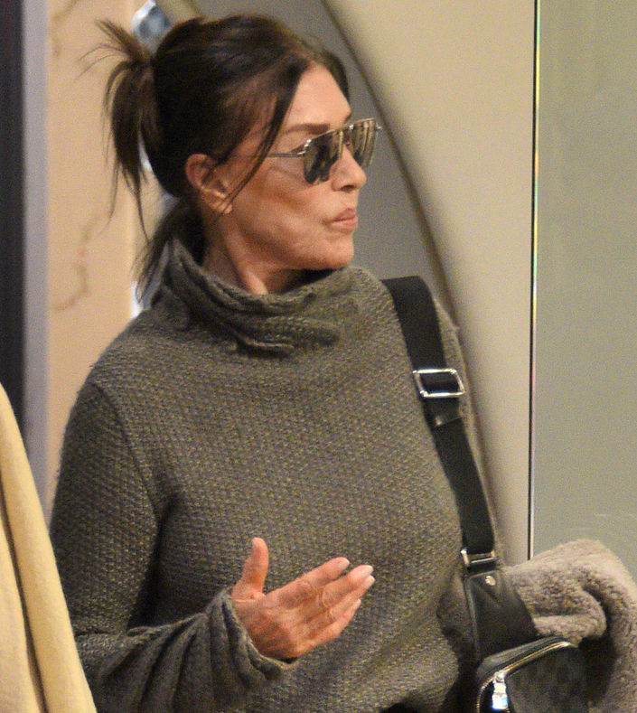 Etiler'de alışveriş yapan Nebahat Çehre'nin telefon derdi!