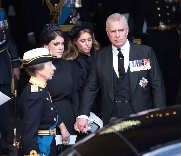 Kraliyet ailesinde yeni bir ayrılık, gölgeler konuşuyor