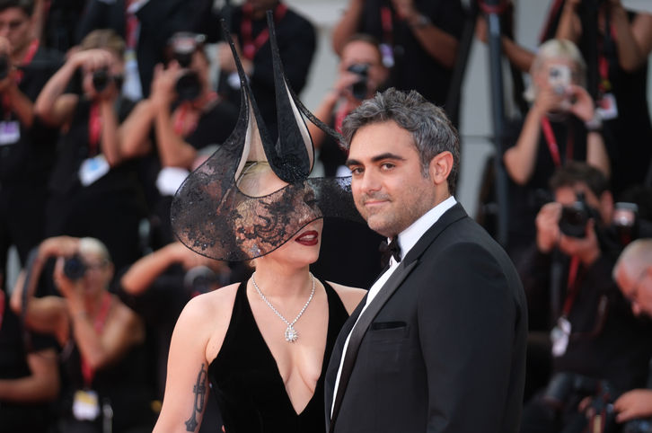 Aşk şarkıları çalıyor, mutluluk dans ediyor!