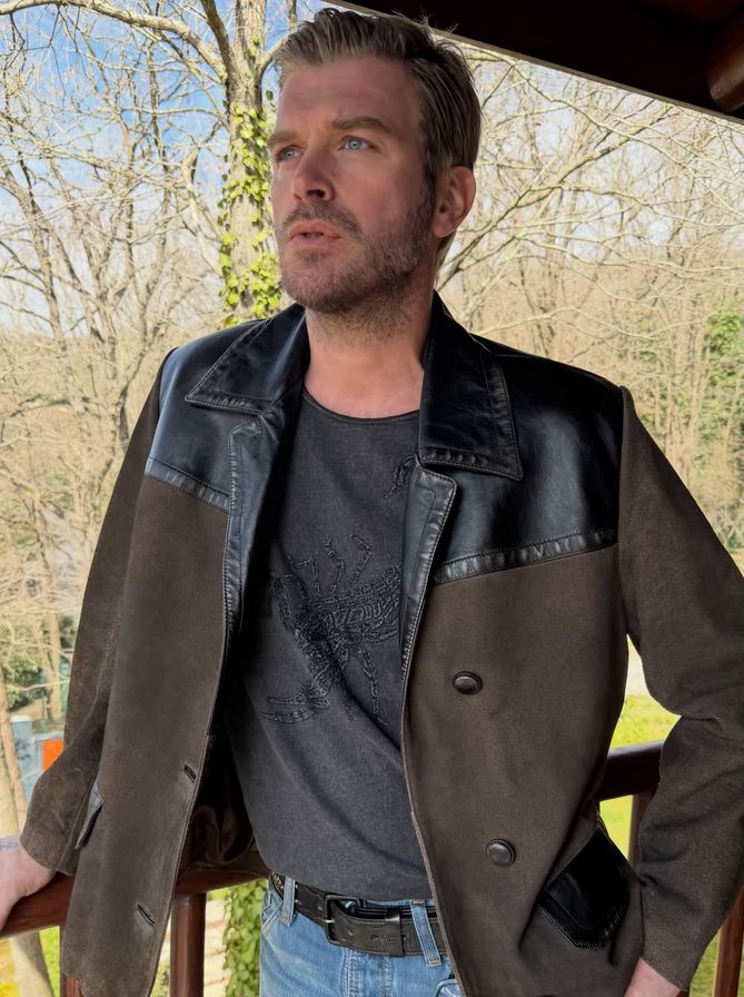 Yenilikçi tarzıyla Kıvanç Tatlıtuğ yine büyüledi