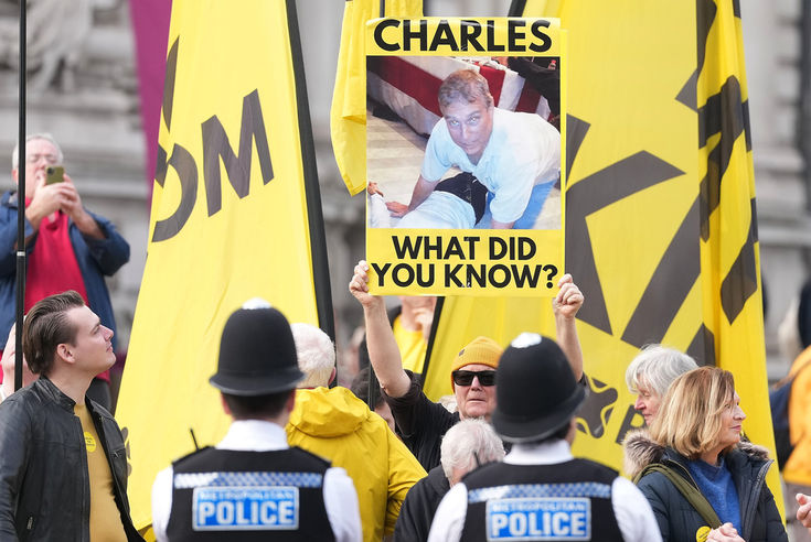 Gülümsemeler, protestolar İki zıt dünya aynı karede