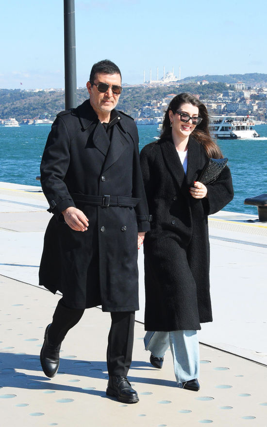 Karaköy'de çift yakalandı, sohbetler havada uçuştu