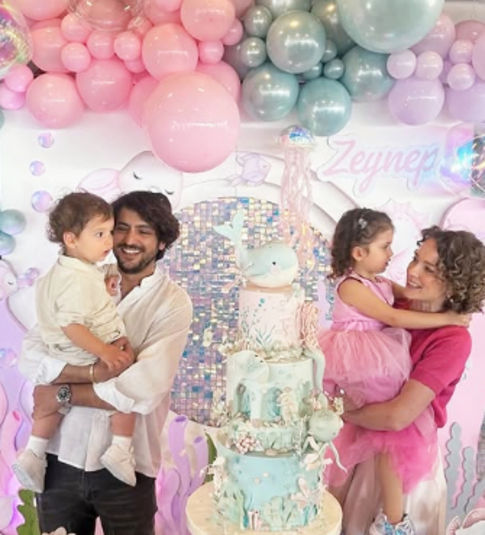 Neşeli yüzler, aile sevgisi, doğum günü coşkusu