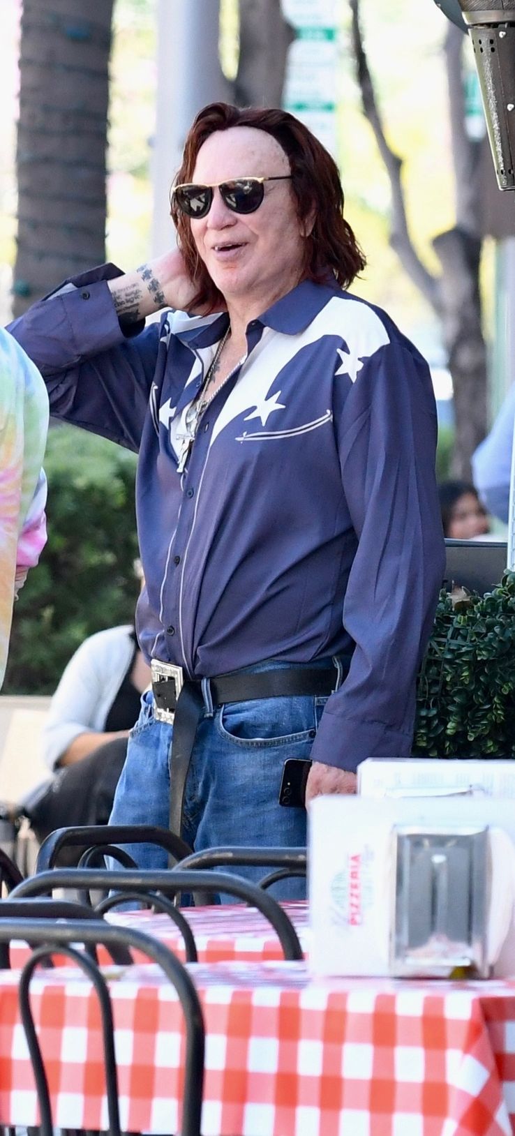 Yeniden başlandı, gülümseyerek pizzacıdan görüntülendi