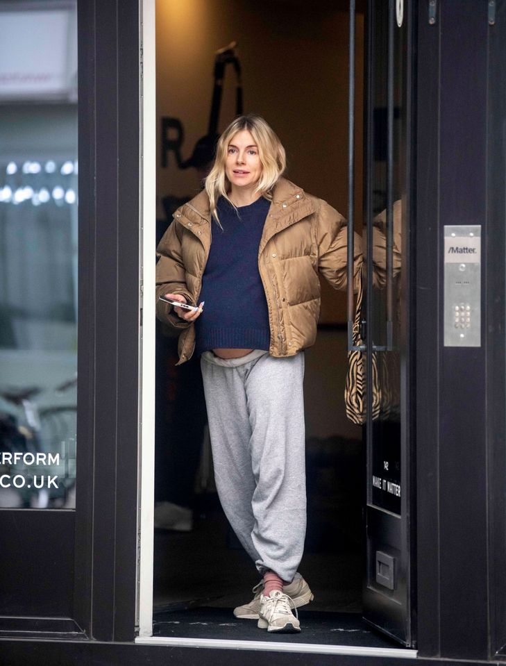 Enerjik anne adayı, hamileliğe rağmen formda kalıyor!