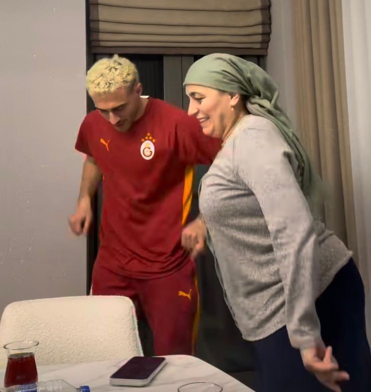 Neşe dorukta, annesiyle horonla kutlama!