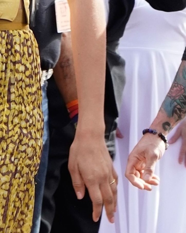 Parmağındaki yüzükle aşk söylentileri yeniden dillerde