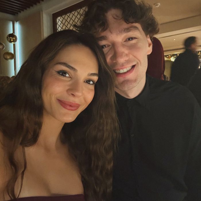 Gece bekçisi gibi, Cedi'nin huylarını Ebru çözüyor