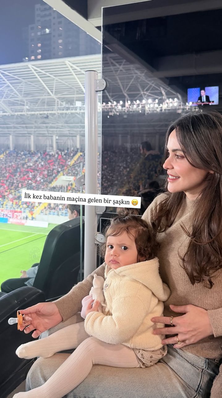 Minik taraftar, babasına tribünden sevgi dolu bakışlar gönderdi