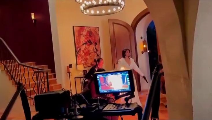 Alevler yükseldi, yıldız ortasında kaldı, merak uyandırdı