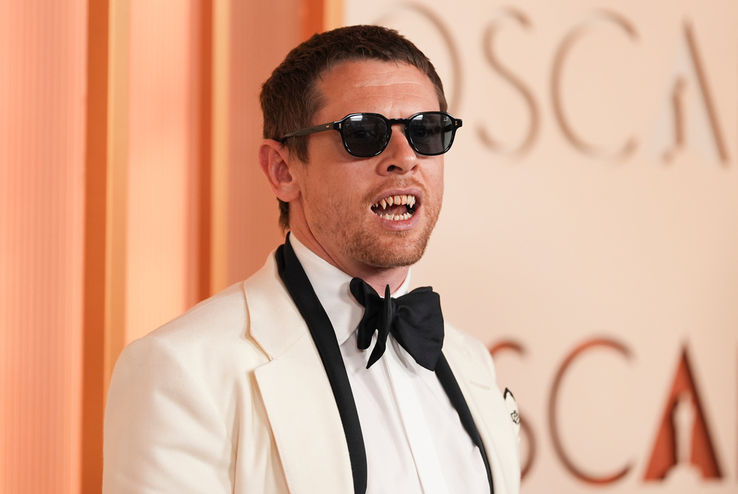 Vampir dişleri Oscar kırmızı halini salladı!