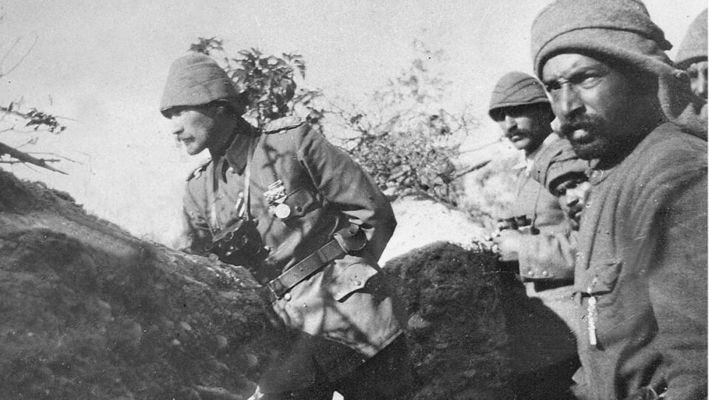 Vatan için can verenlere minnetle saygı duruşu