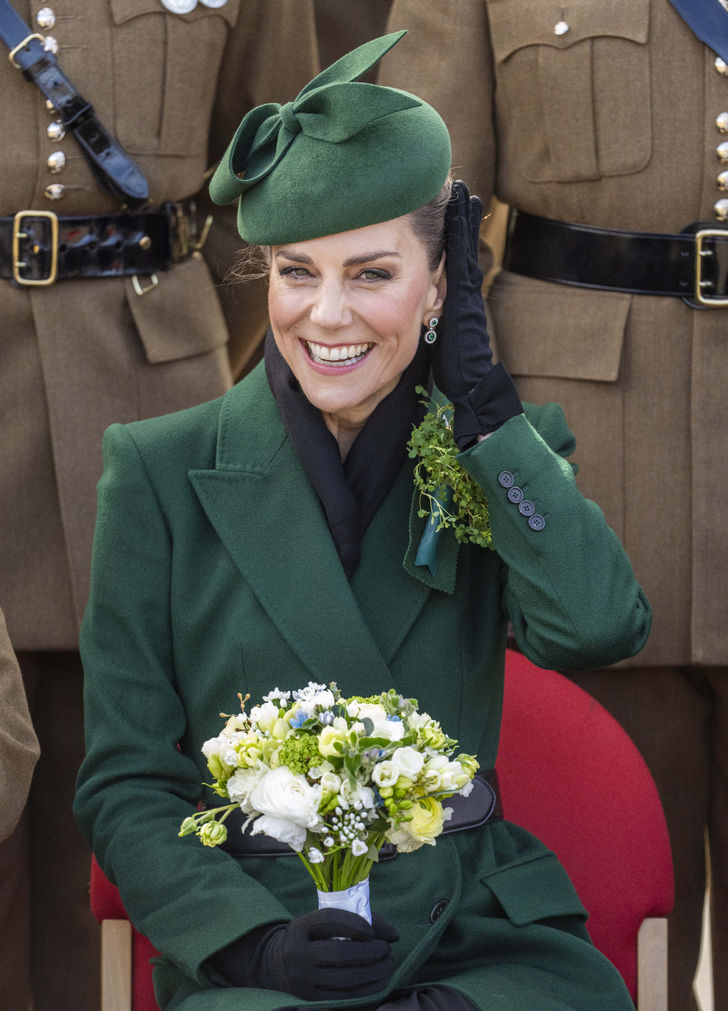 Gülümseyen prenses, sevimli köpek dostluğu yakaladı