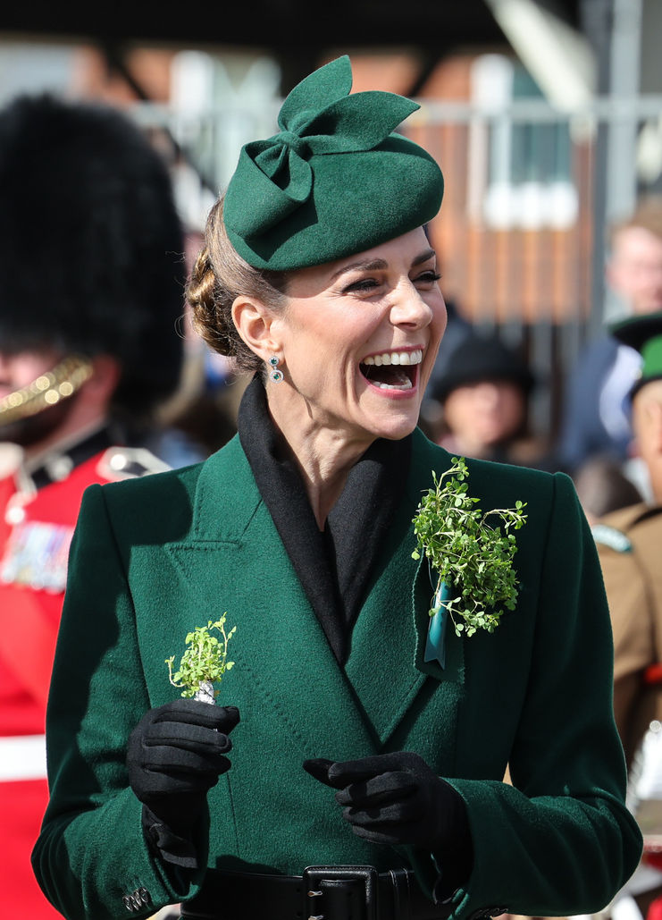 Neşeli buluşma, prenses, köpek, geleneksel kıyafet, gülümseme