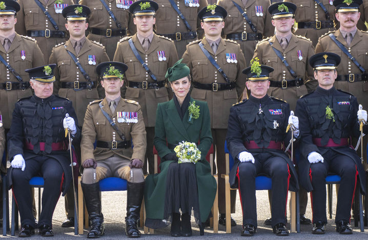 Neşeli buluşma, renkli tören, dost canlısı köpek, prenses gülümsemesi