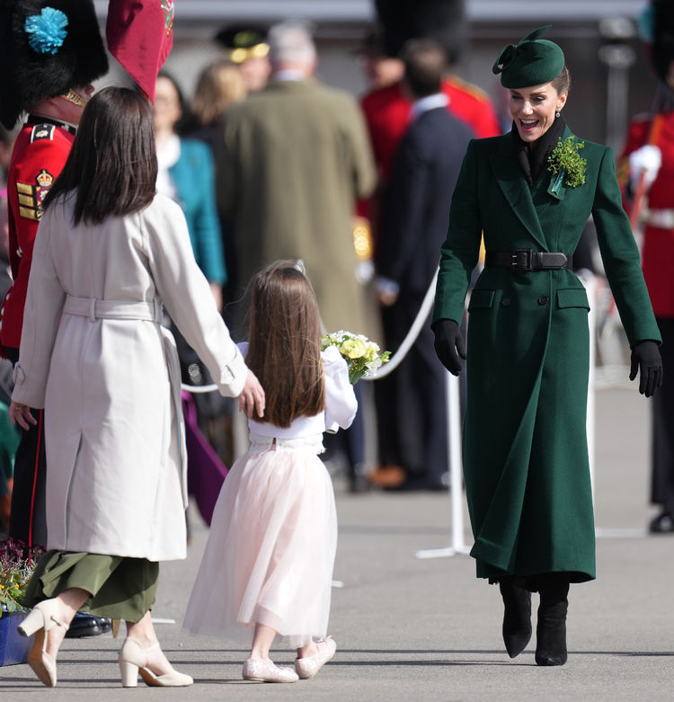 Gülümseyen prenses, sevimli köpek dostluğu yakaladı