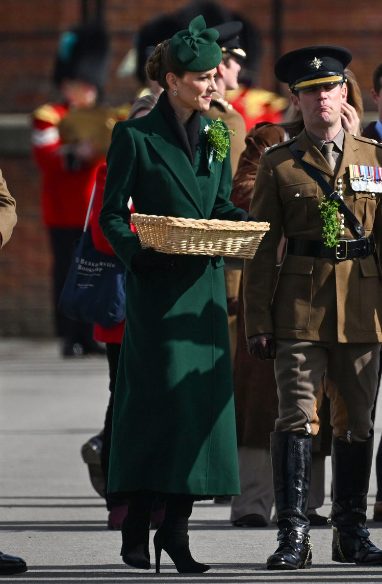 Gülümseyen prenses, sevimli köpek dostluğu yakaladı