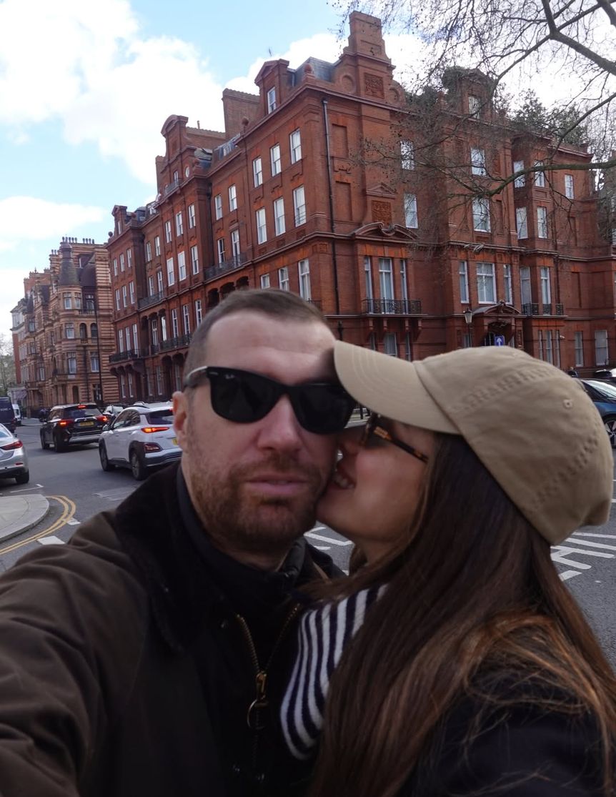 Gülüşleri Londra'nın ışığında parladı