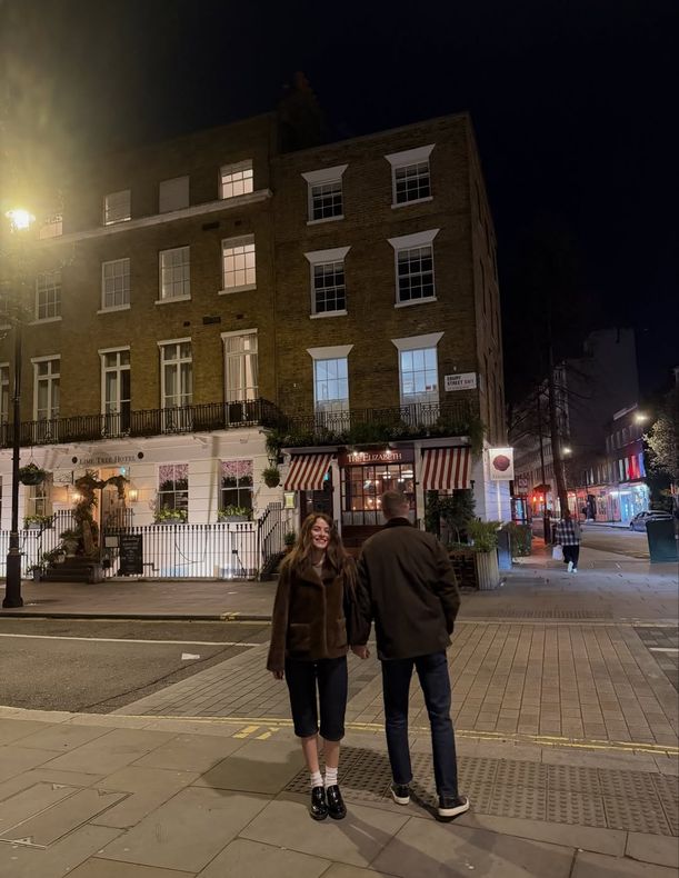 Gülüşleri Londra'nın ışığında parladı