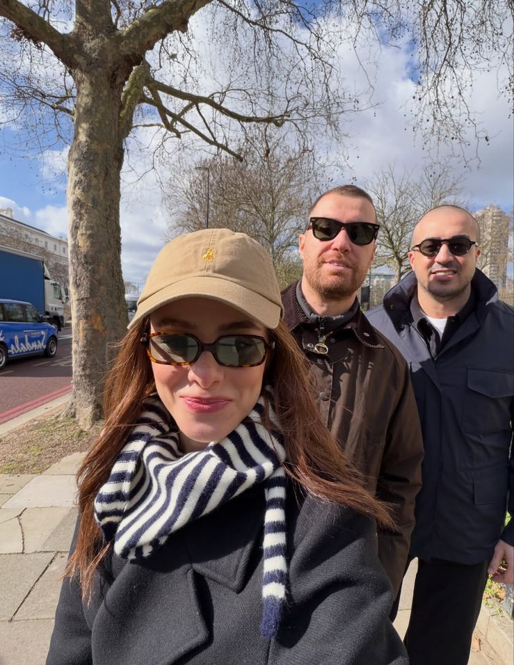 Gülüşleri Londra'nın ışığında parladı