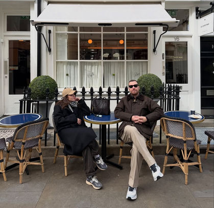 Gülüşleri Londra'nın ışığında parladı