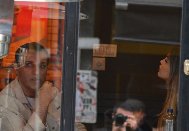 Aşk yeniden kapıda, sevilen sanatçı mutlu oluyor!