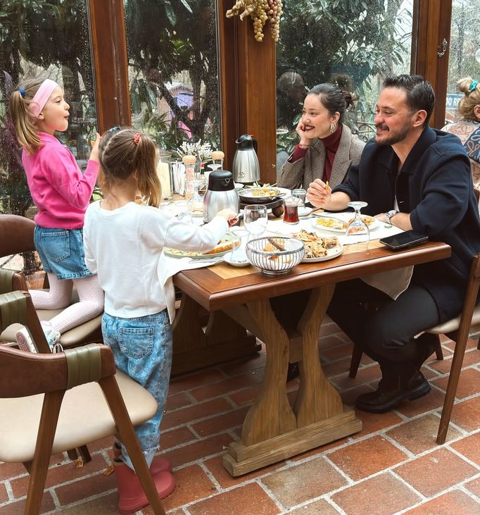 Gülümseyen yüzler, bayram neşesi iki aile arasında