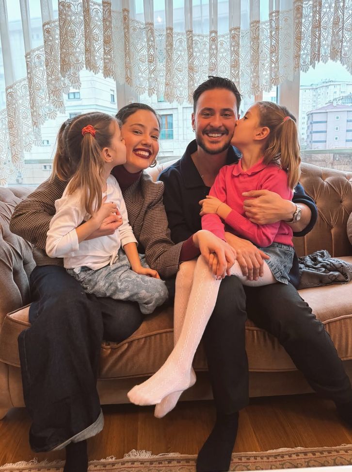 Gülümseyen yüzler, bayram neşesi, iki aile bir arada