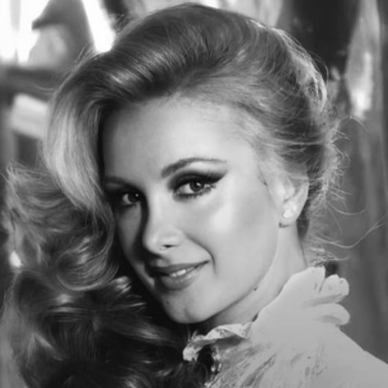 Anıları yaşatmak için bir araya gelen dostlar ve yol arkadaşlar