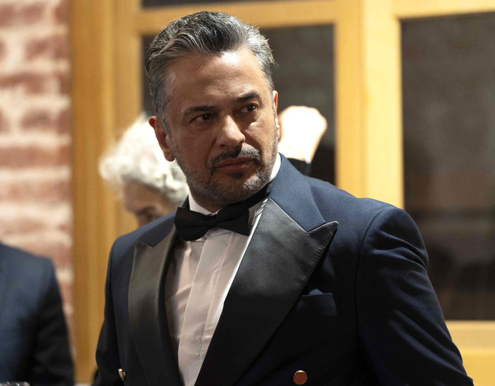 Gülüşler, bakışlar Sahne arkası gerilimi kokuyor