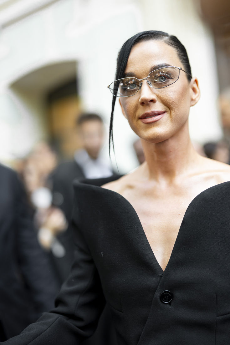 Moda tasarımcısı kazandı, pop yıldızı kaybetti Yıllık mücadele sona erdi