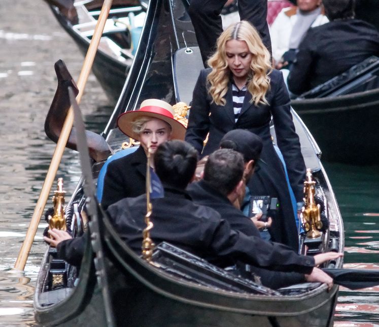 Venedik ışığında iki yıldız, anılarla dans ediyor