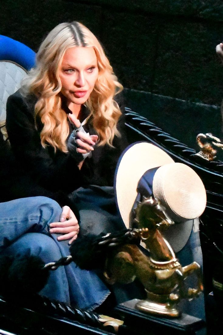 Venedik ışığında iki yıldız, anılarla dans ediyor