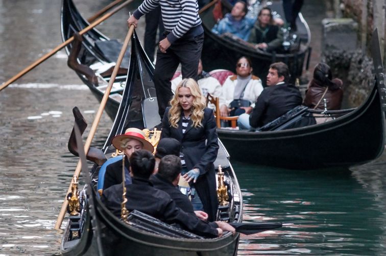 Venedik ışığında iki yıldız, anılarla dans ediyor