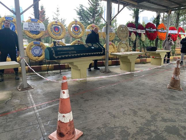 Gözyaşları, veda, bir efsane toprağa verildi