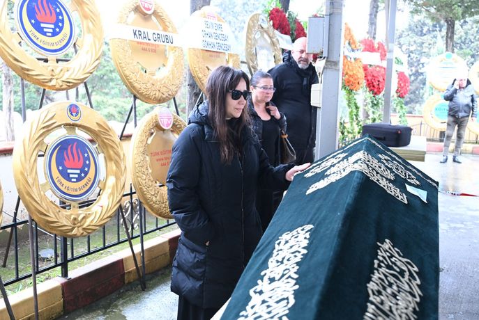 Gözyaşları, veda, bir efsane toprağa verildi